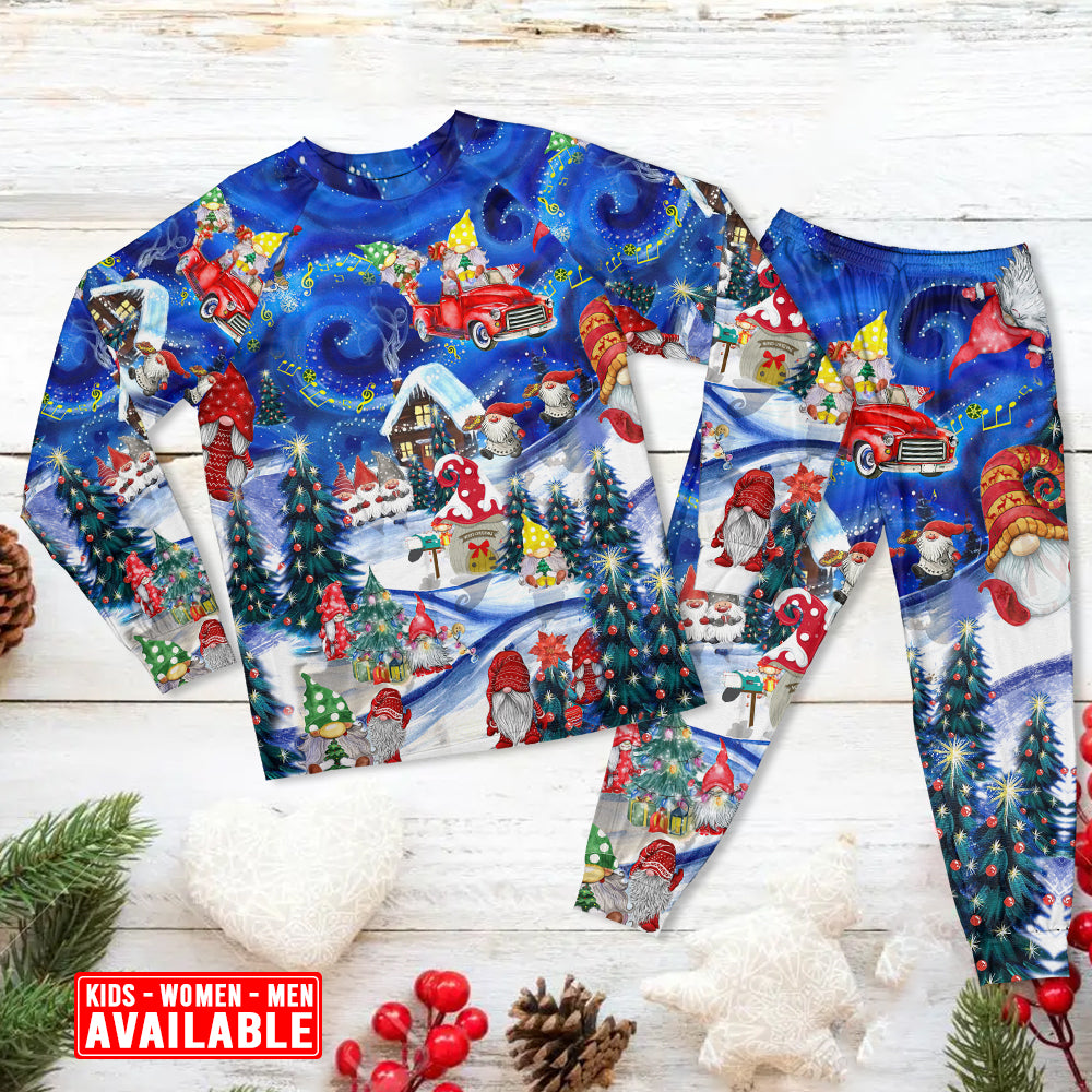 Festive Gnome Friends Christmas Long Sleeve Pajamas Set For Holiday Travel And Comfortable Home Wear