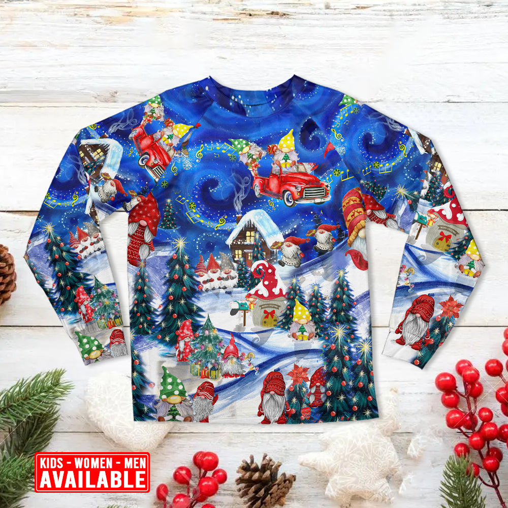 Festive Gnome Friends Christmas Long Sleeve Pajamas Set For Holiday Travel And Comfortable Home Wear